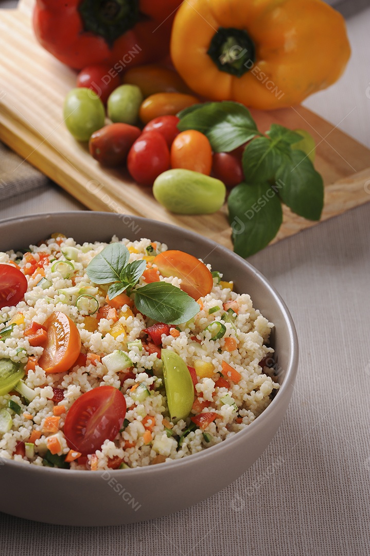 Cuscuz com legumes em uma tigela rústica. Cuscuz marroquino. Foco seletivo.