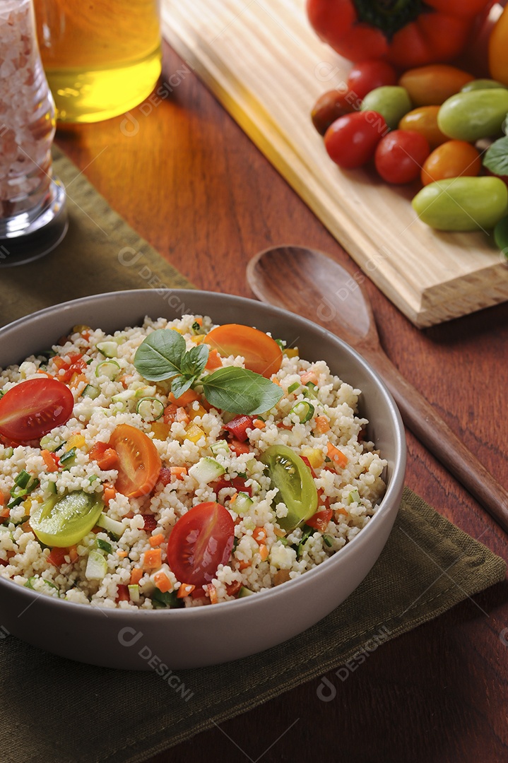 Cuscuz com legumes em uma tigela rústica. Cuscuz marroquino. Foco seletivo.