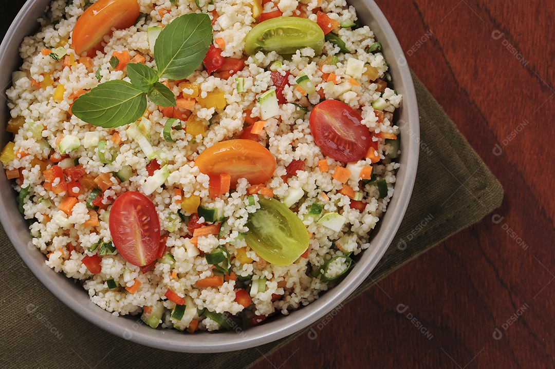 Cuscuz com legumes em uma tigela rústica. Cuscuz marroquino. Foco seletivo.