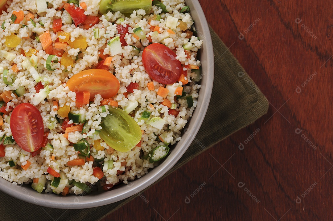 Cuscuz com legumes em uma tigela rústica. Cuscuz marroquino. Foco seletivo.