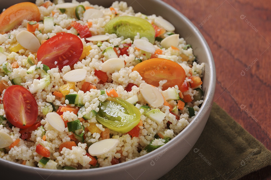 Cuscuz com legumes em uma tigela rústica. Cuscuz marroquino. Foco seletivo.