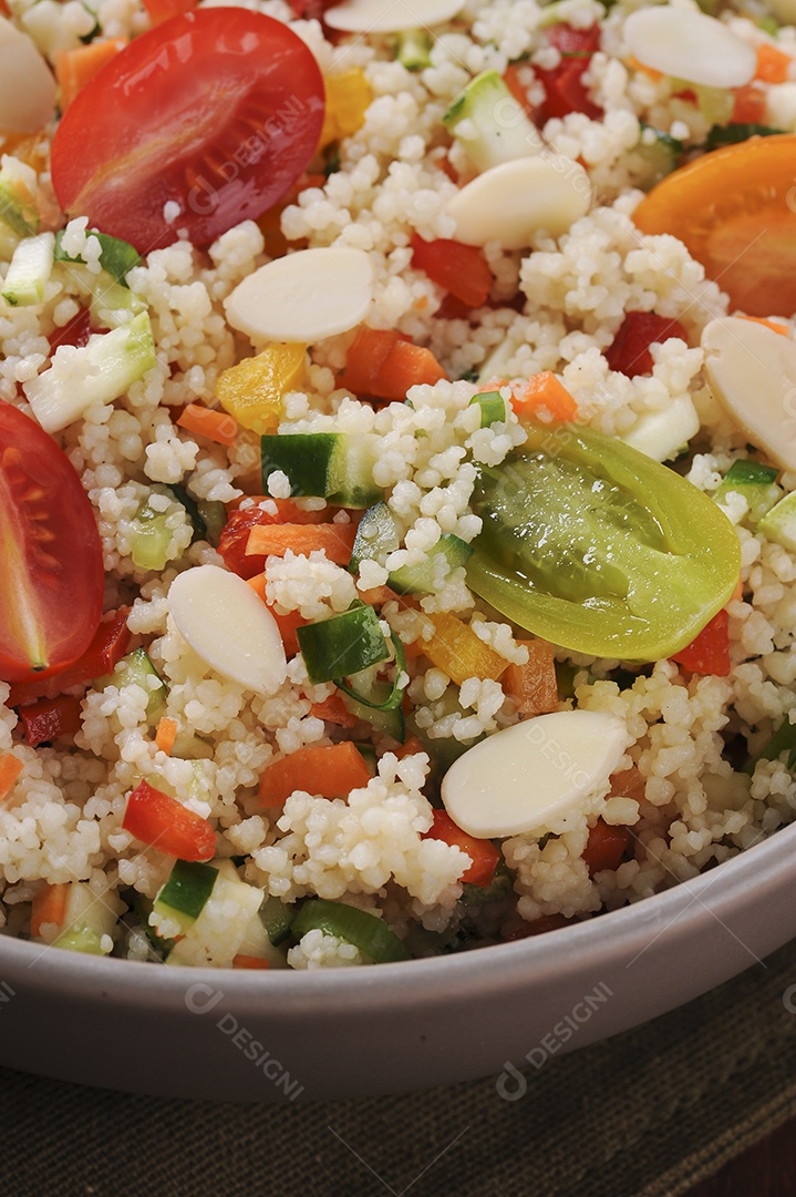 Cuscuz com legumes em uma tigela rústica. Cuscuz marroquino. Foco seletivo.