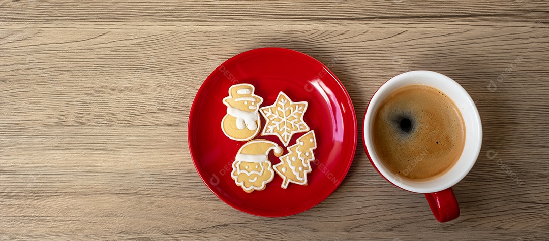 Feliz Natal com biscoitos caseiros e xícara de café na tabua de madeira