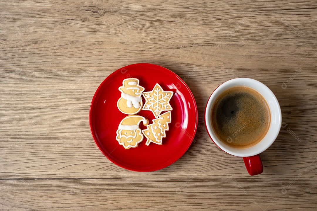 Feliz Natal com biscoitos caseiros e xícara de café na tabua de madeira