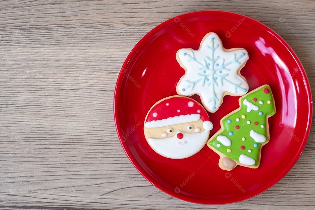 Feliz Natal com biscoitos caseiros no fundo da mesa de madeira.