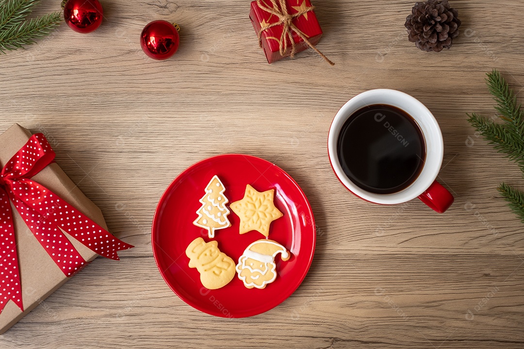Feliz Natal com biscoitos caseiros e xícara de café na tabua de madeira