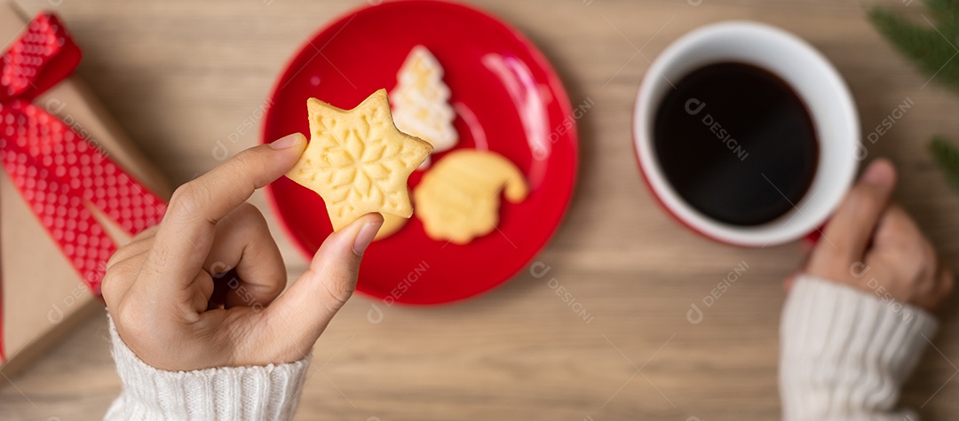 Feliz Natal com biscoitos caseiros no fundo da mesa de madeira.