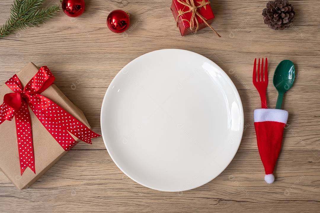 Feliz Natal com prato, garfo e colher na mesa de madeira background