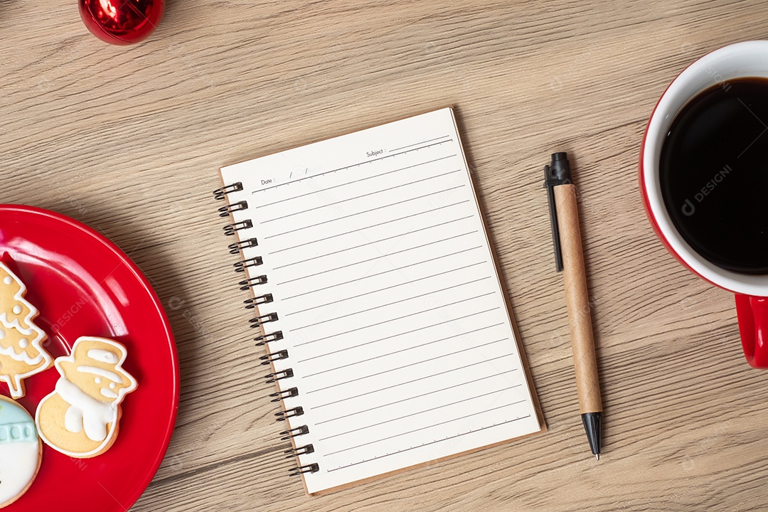 Caderno em branco, xícara de café preto, biscoitos de Natal e caneta