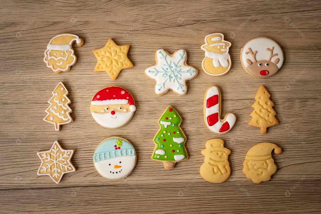 Feliz Natal com biscoitos caseiros no fundo da mesa de madeira.