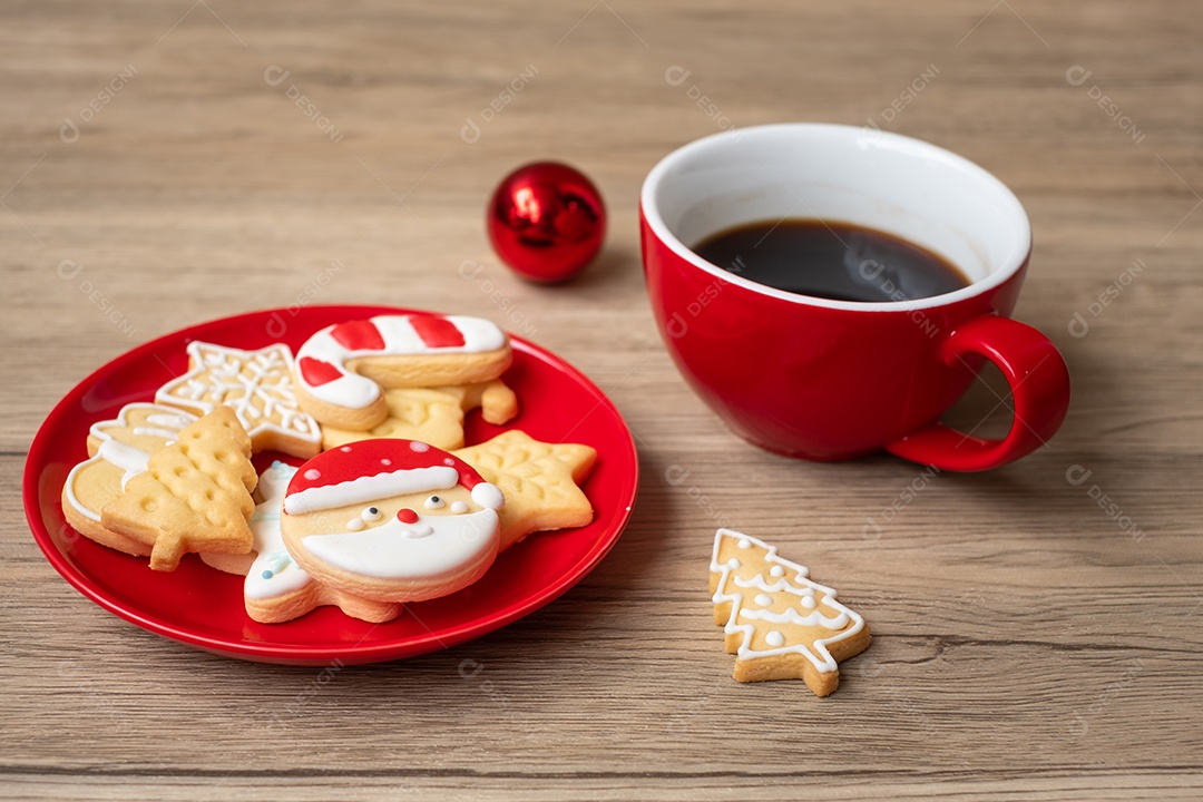 Feliz Natal com biscoitos caseiros e xícara de café na aba de madeira