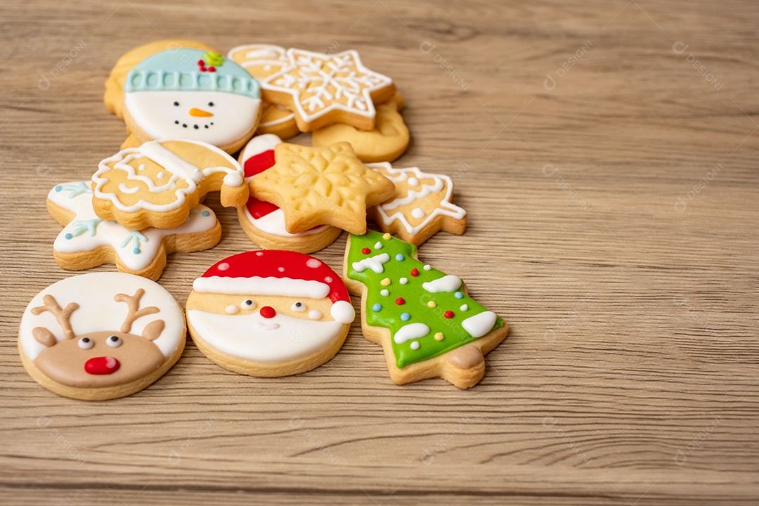 Feliz Natal com biscoitos caseiros no fundo da mesa de madeira.