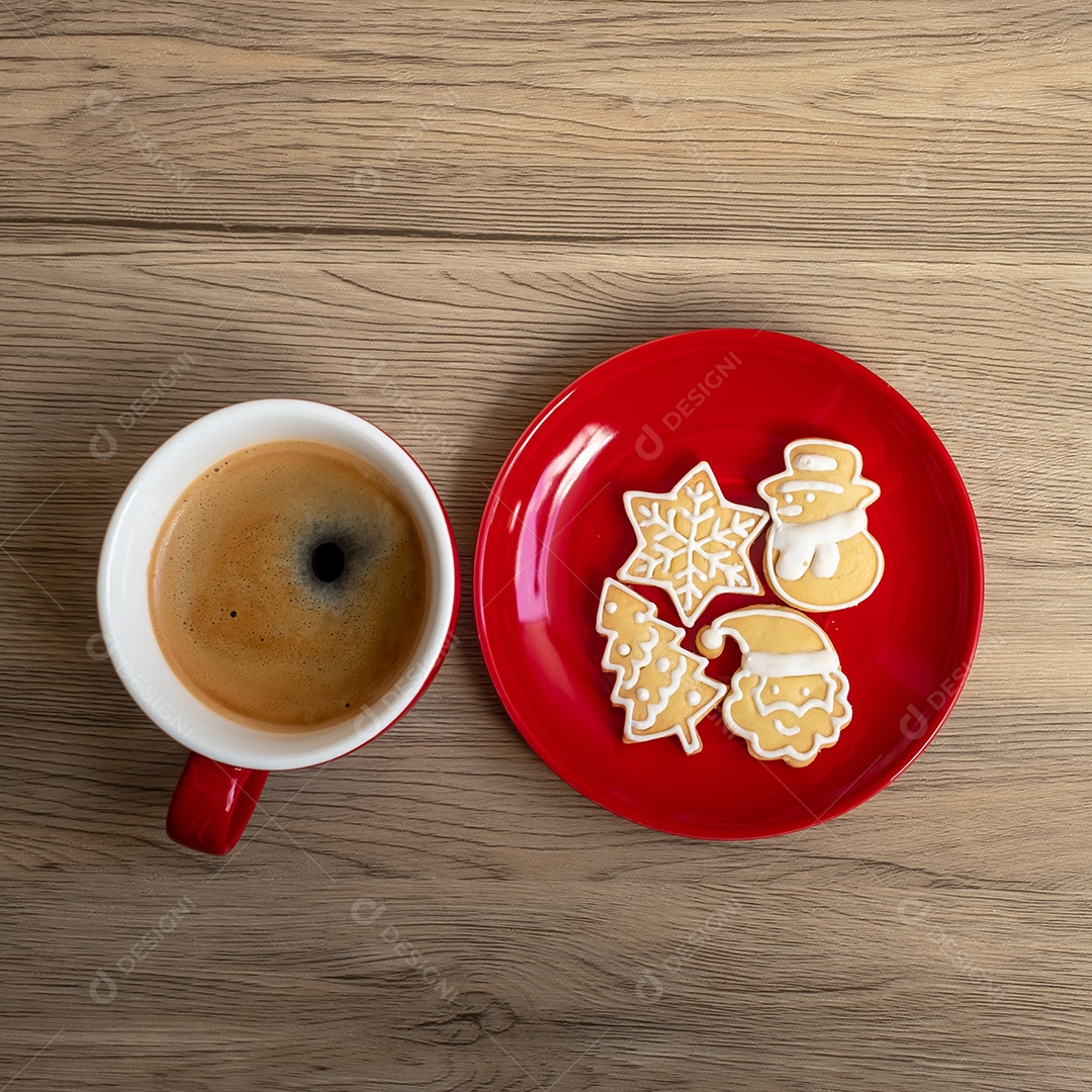 Feliz Natal com biscoitos caseiros e xícara de café na aba de madeira