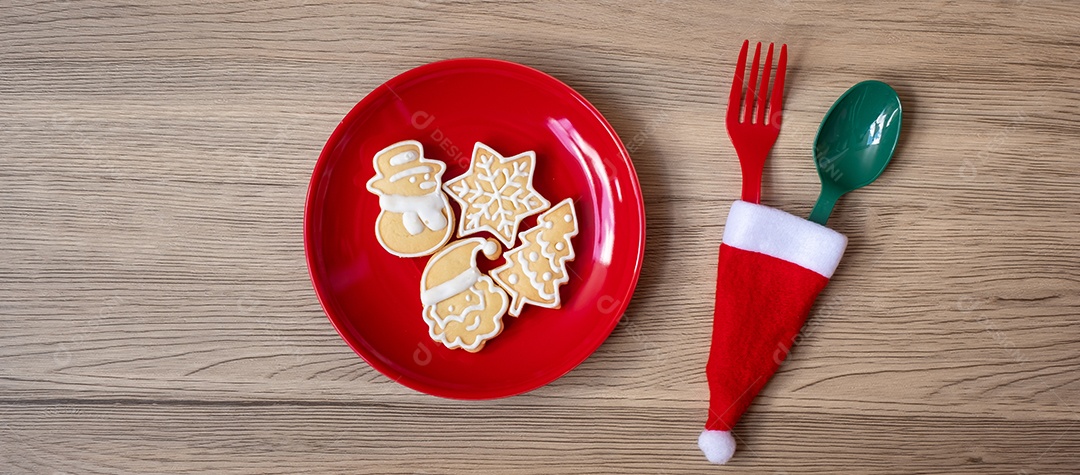 Feliz Natal com biscoitos caseiros, garfo e colher na madeira