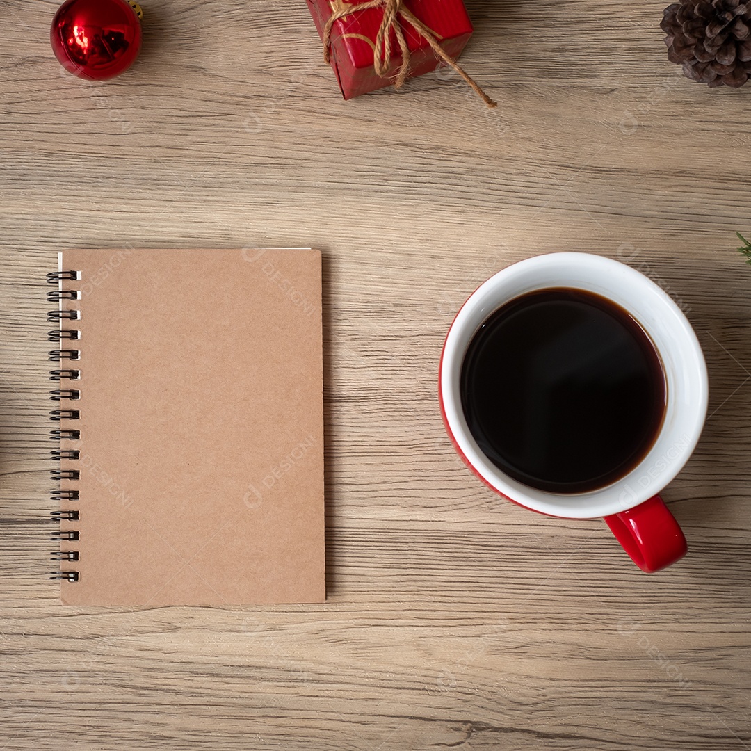 Caderno em branco, xícara de café preto e presente de Natal na mesa de madeira