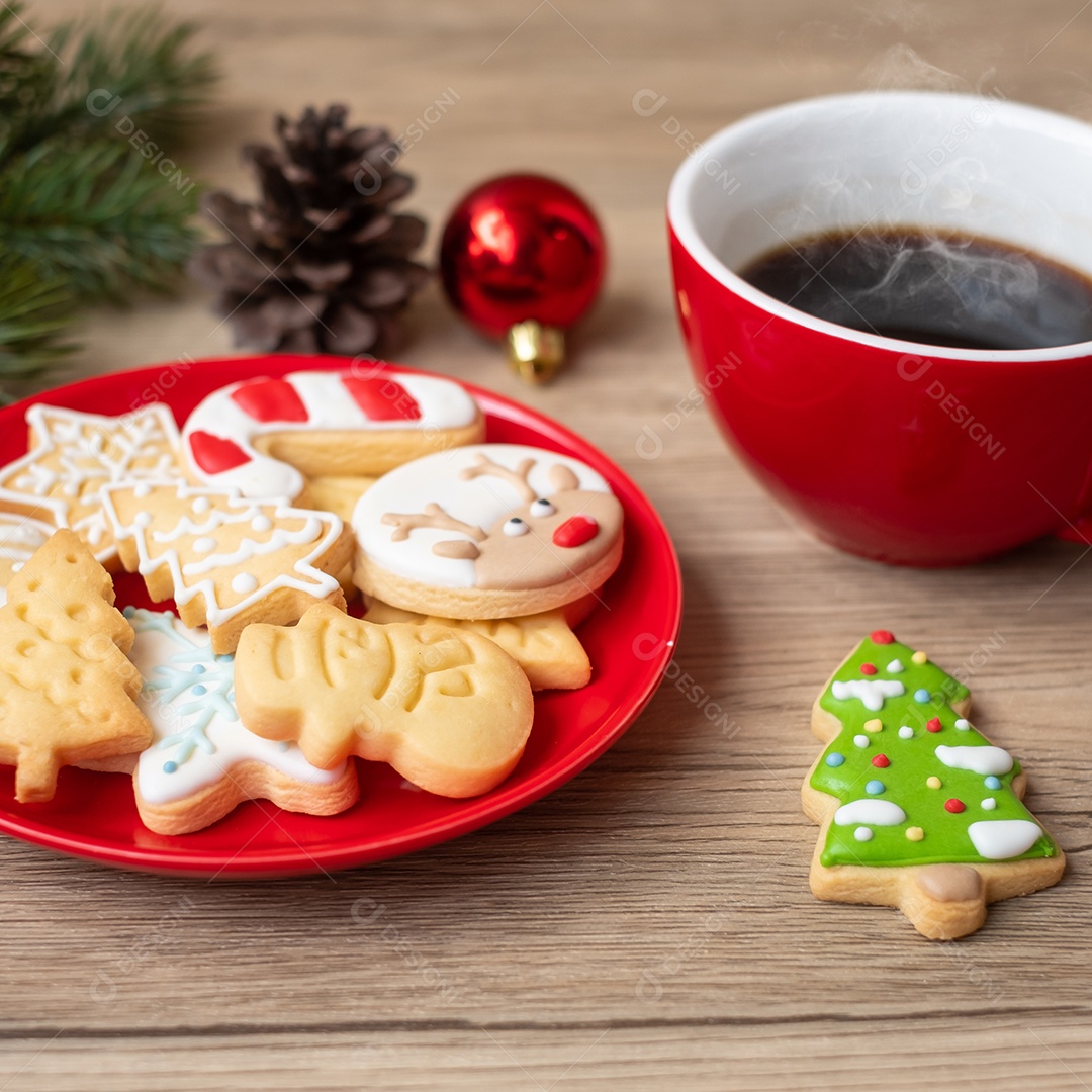 Feliz Natal com biscoitos caseiros e xícara de café na aba de madeira