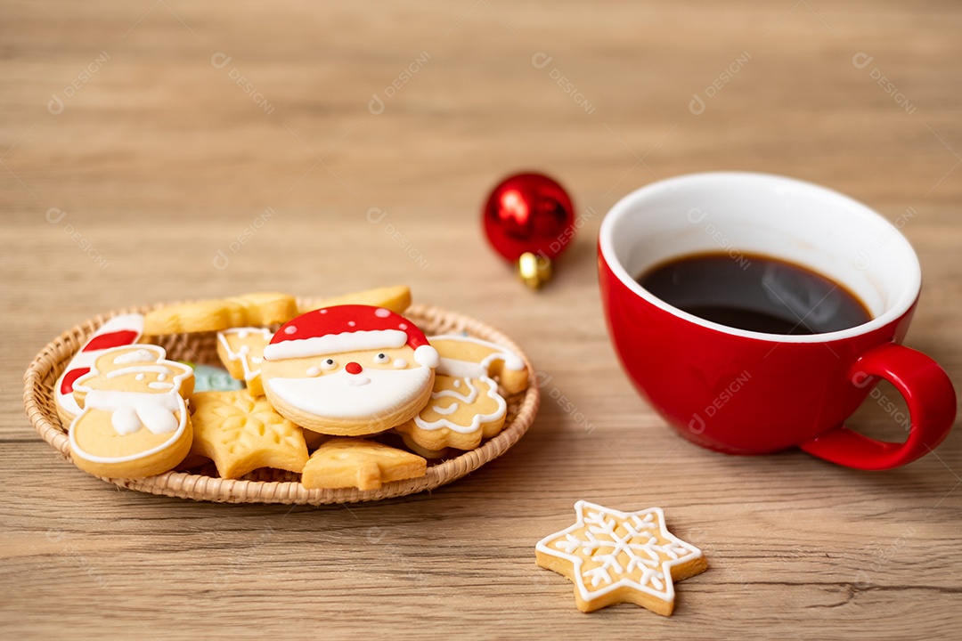 Feliz Natal com biscoitos caseiros e xícara de café na aba de madeira