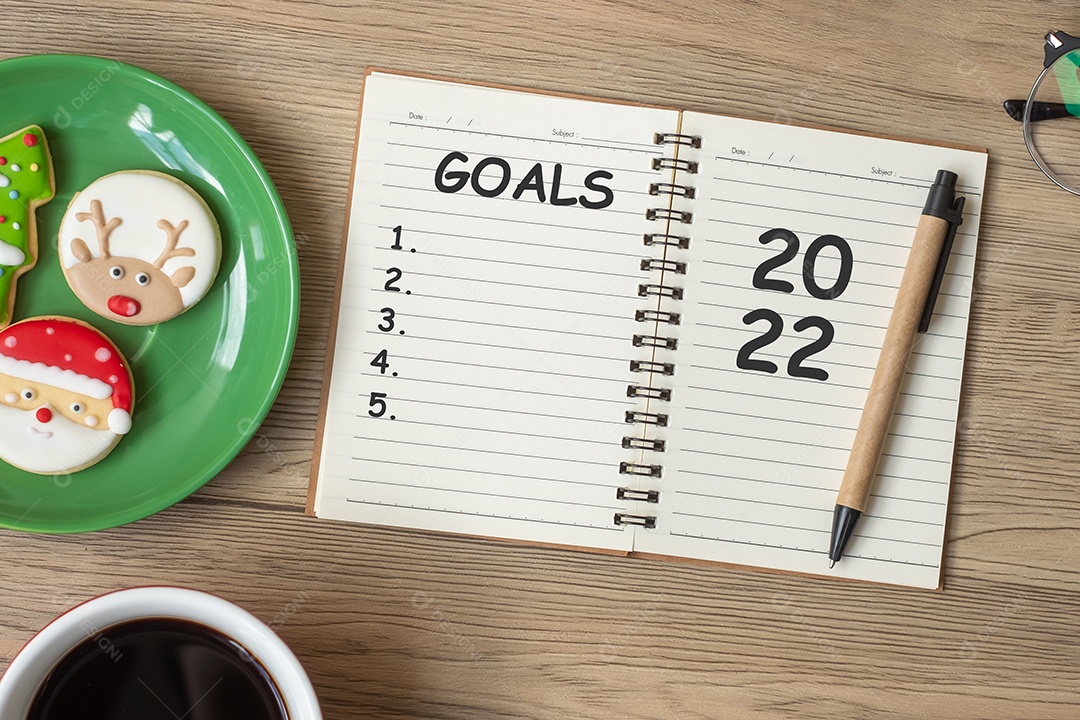 Menta com notebook, xícara de café preto, biscoitos de Natal e