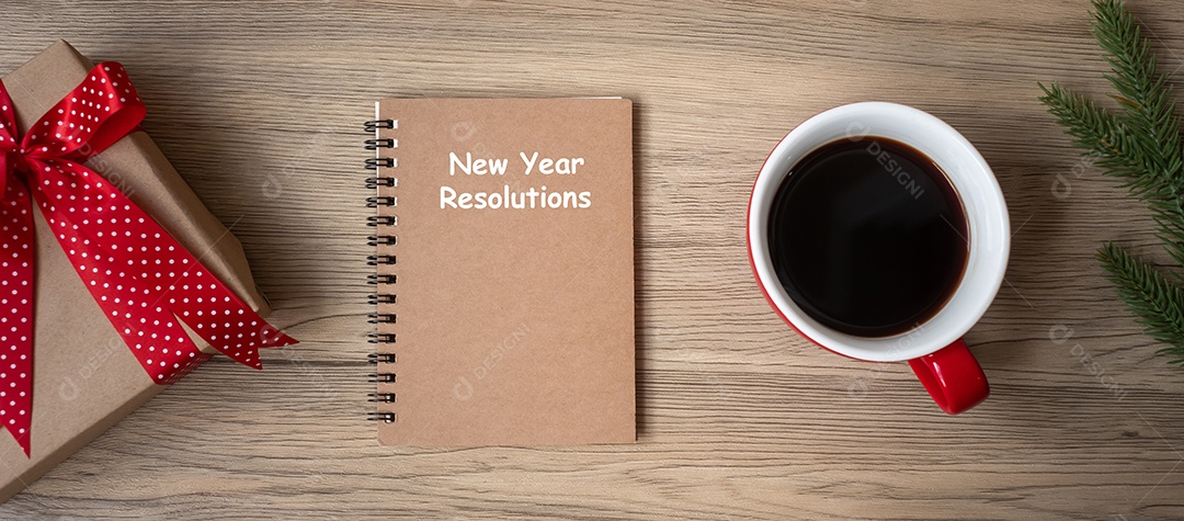 Resolução de ano novo com notebook, xícara de café preto e Natal