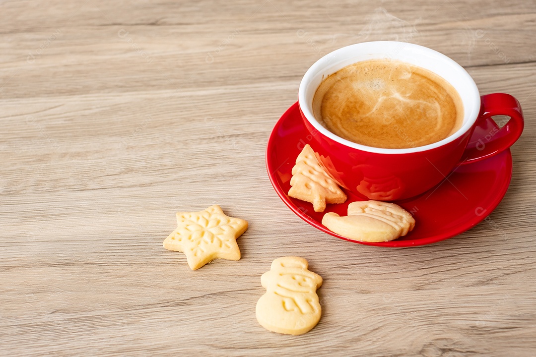 Feliz Natal com biscoitos caseiros e xícara de café na tabua de madeira