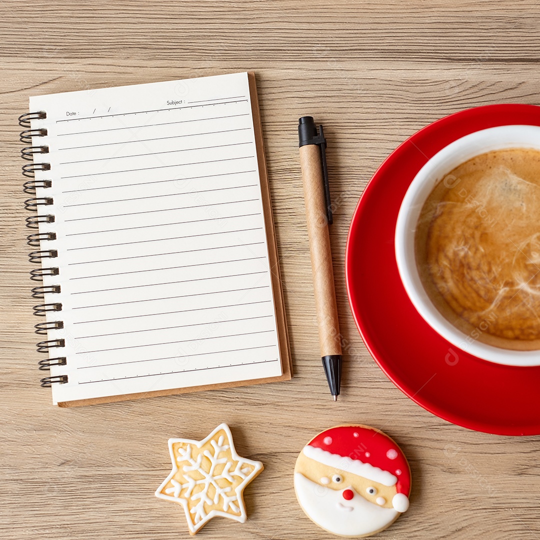 Caderno em branco e xícara de café na mesa de madeira. Motivação, determinação