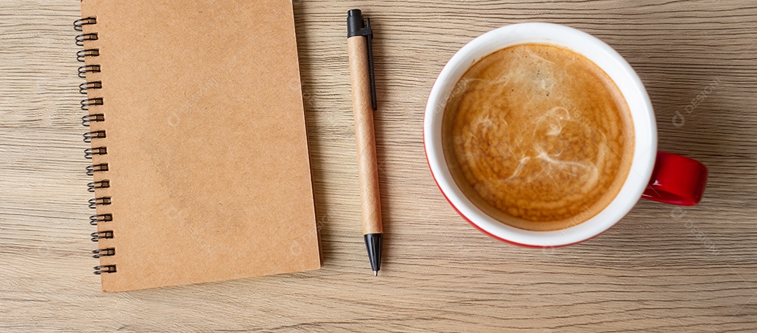 Caderno em branco e xícara de café na mesa de madeira. Motivação, determinação