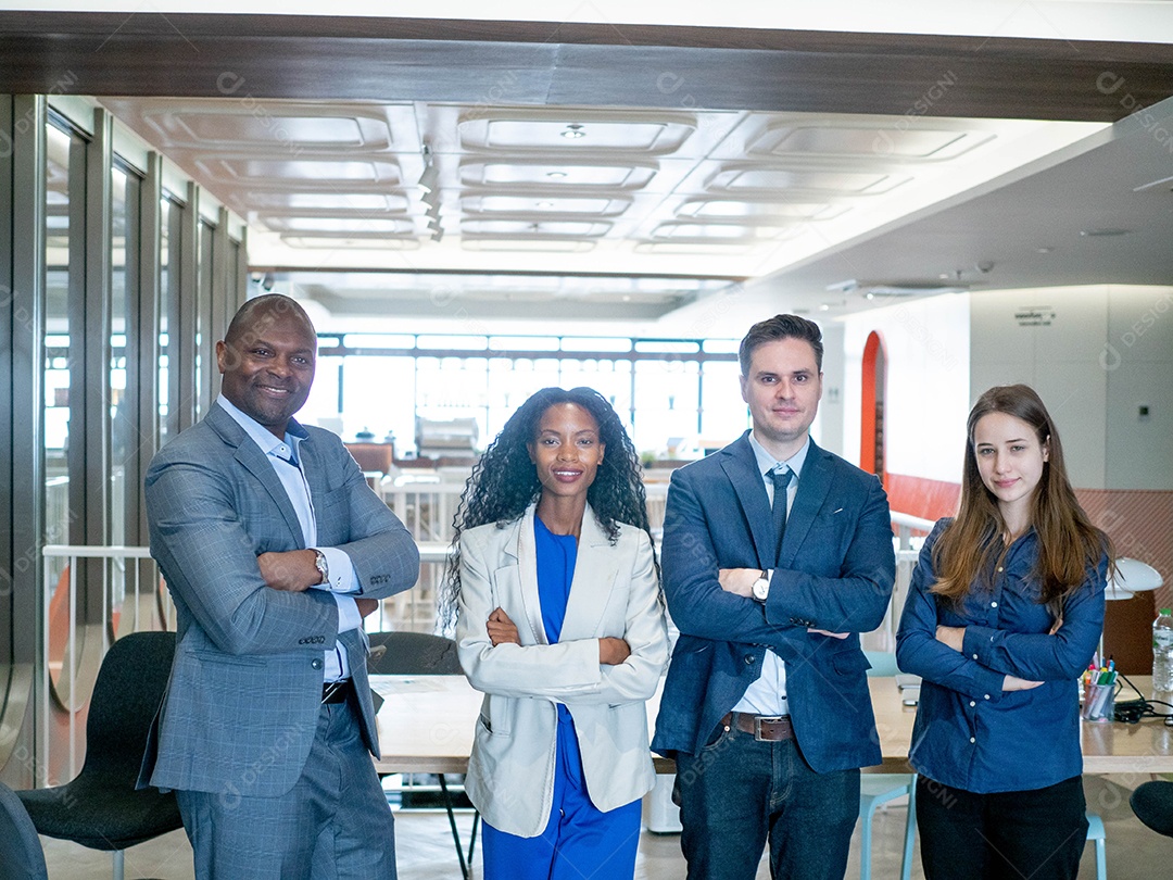 Empresários em sala de reunião