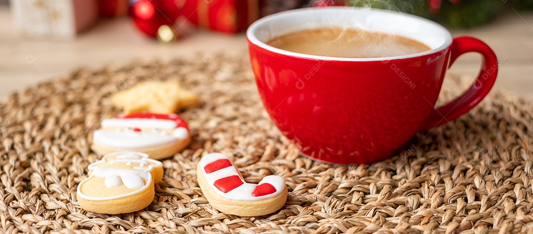 Feliz Natal com biscoitos caseiros e xícara de café na tabua de madeira