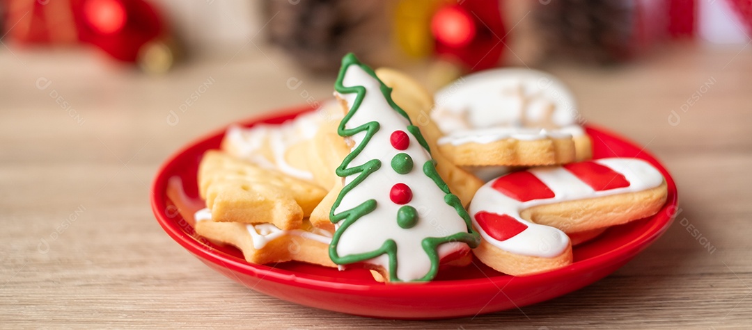 Feliz Natal com biscoitos caseiros no fundo da mesa de madeira.