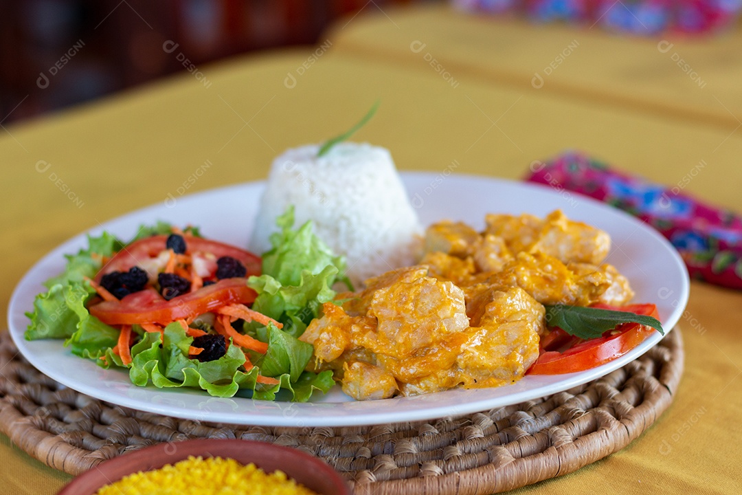 Prato de comida arroz estrogonofe salada