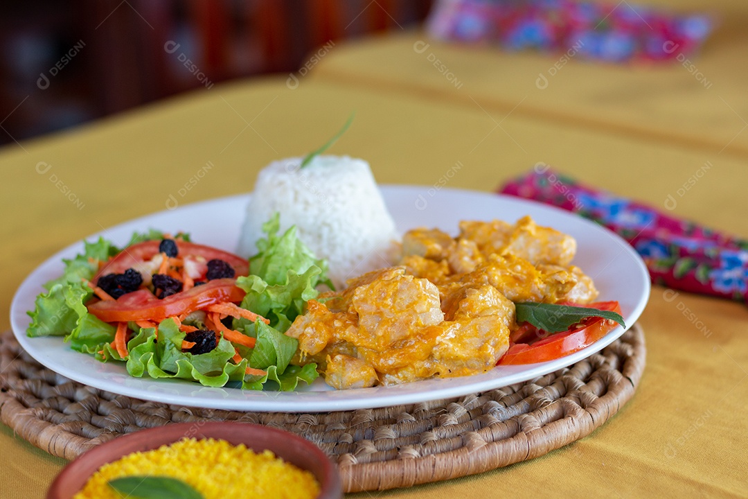 Prato de comida arroz estrogonofe salada