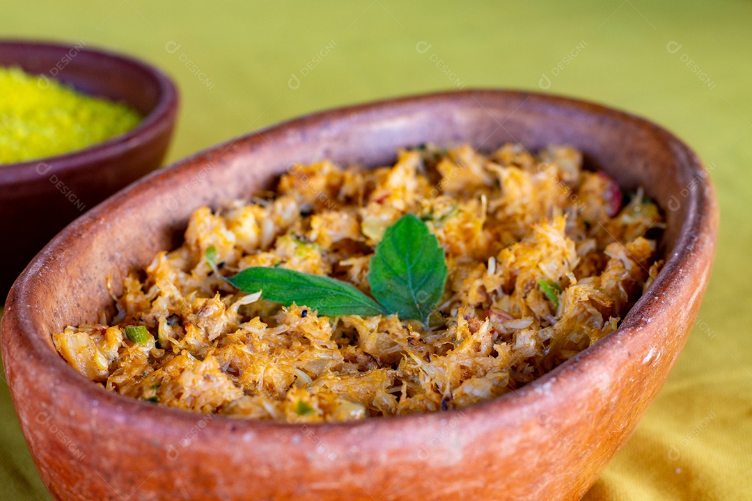 Tigela de comida sobe uma mesa de madeira de restaurante