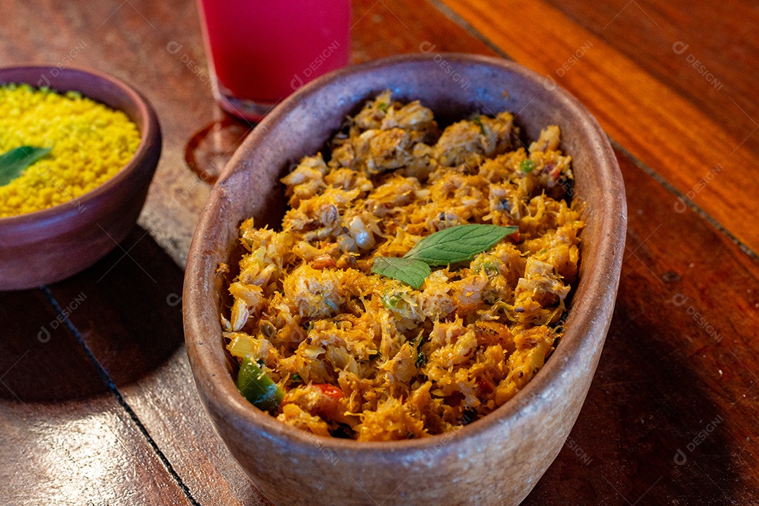 Tigela de comida sobe uma mesa de madeira de restaurante