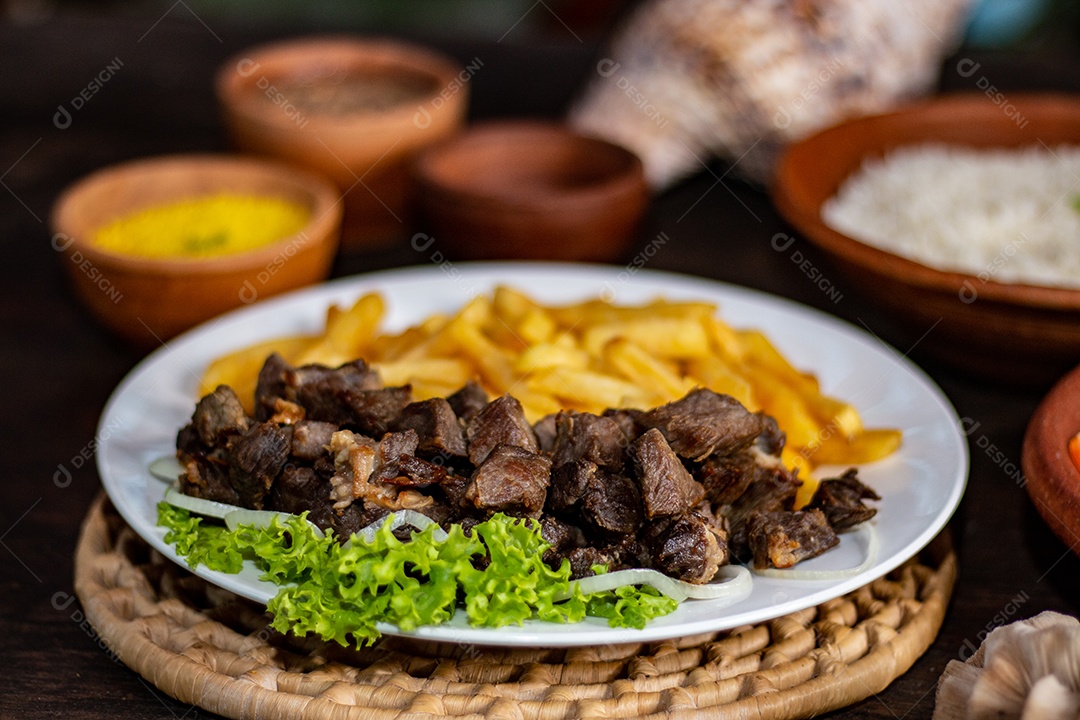 Prato de comida carne seca frita batata frita sobre fundo desfocado