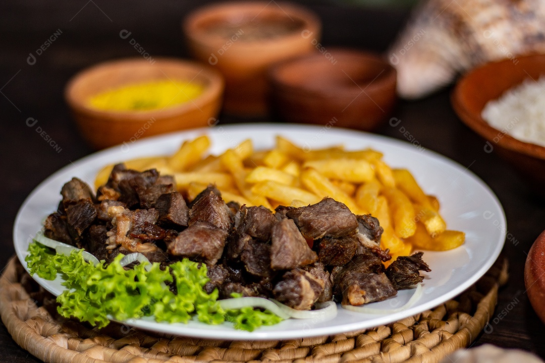 Prato de comida carne seca frita batata frita sobre fundo desfocado