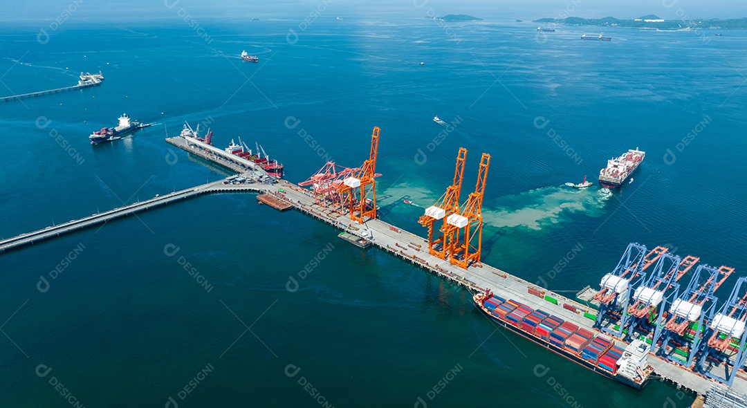 Navio porta-contentores de carga a esgotar-se da carga Estaleiro Bridge Container Marítimo Logística e transporte. International Shipping Depot Alfândega Porto para comércio de importação e exportação Transporte Transporte marítimo empresarial.