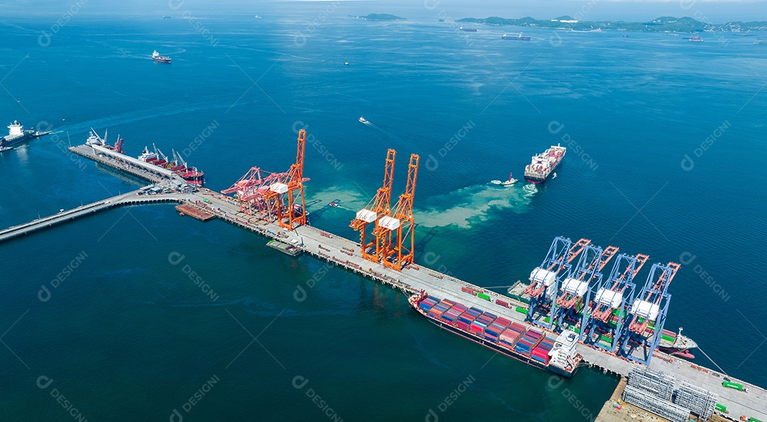 Navio porta-contentores de carga a esgotar-se da carga Estaleiro Bridge Container Marítimo Logística e transporte. International Shipping Depot Alfândega Porto para comércio de importação e exportação Transporte Transporte marítimo empresarial.