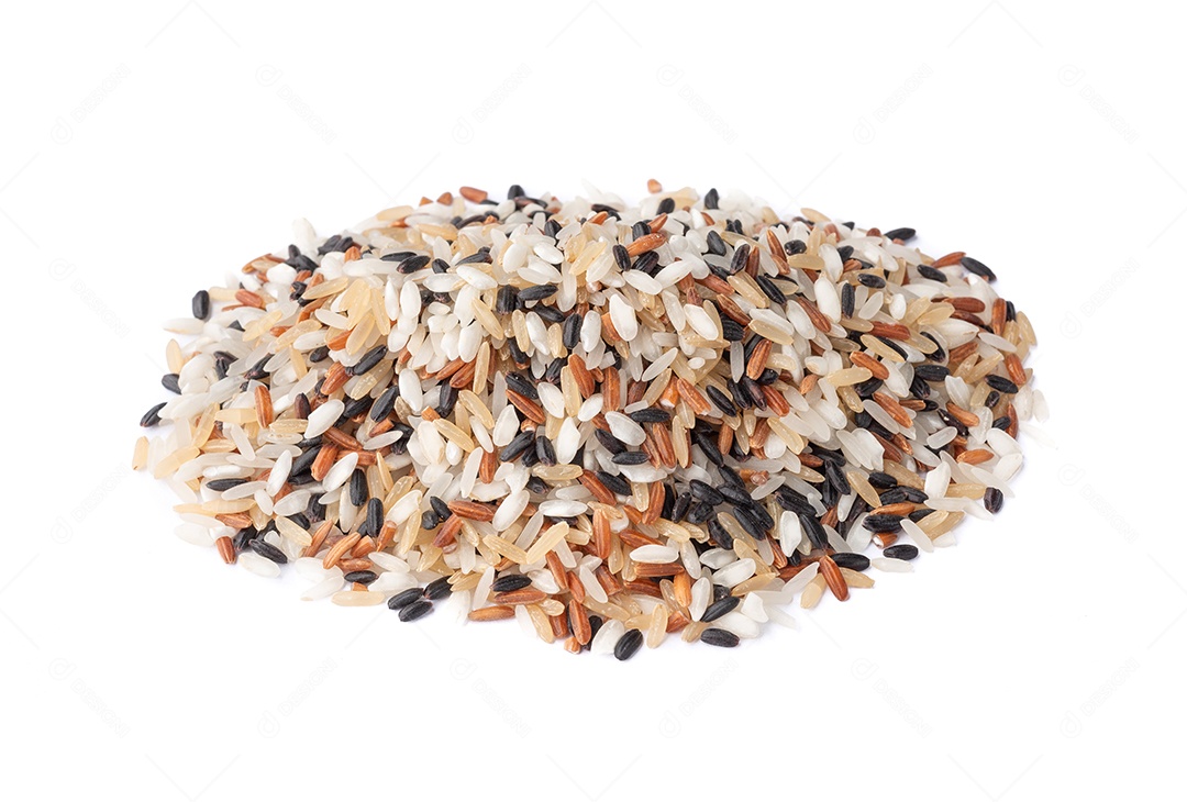 Arroz sortido cru isolado sobre fundo branco.