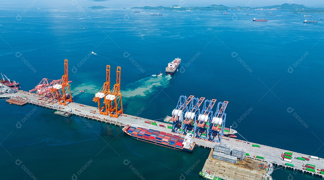 Navio porta-contentores de carga a esgotar-se da carga Estaleiro Bridge Container Marítimo Logística e transporte. International Shipping Depot Alfândega Porto para comércio de importação e exportação Transporte Transporte marítimo empresarial.