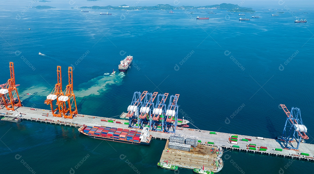 Navio porta-contentores de carga a esgotar-se da carga Estaleiro Bridge Container Marítimo Logística e transporte. International Shipping Depot Alfândega Porto para comércio de importação e exportação Transporte Transporte marítimo empresarial.