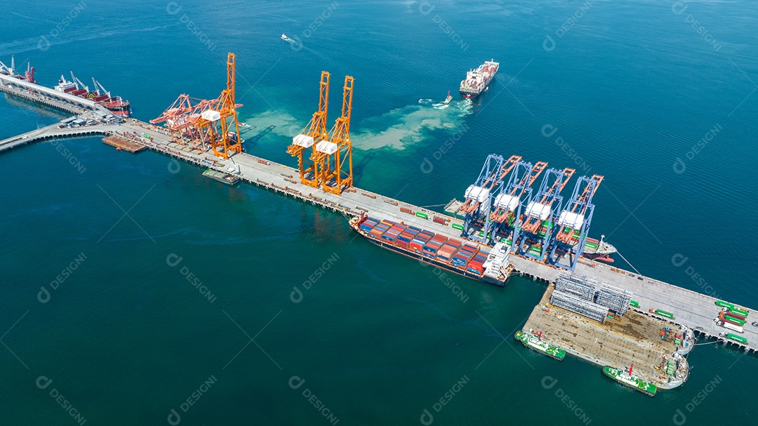 Navio porta-contentores de carga a esgotar-se da carga Estaleiro Bridge Container Marítimo Logística e transporte. International Shipping Depot Alfândega Porto para comércio de importação e exportação Transporte Transporte marítimo empresarial.