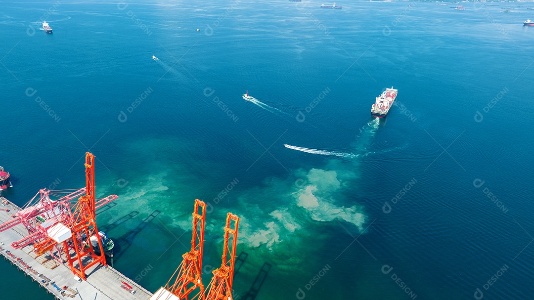 Contêiner de carga Navio para Bridge Cargo Shipyard Navio de contêiner sob o guindaste Marítimo serviço de logística e transporte. Porto aduaneiro de embarque internacional para comércio de importação e exportação.