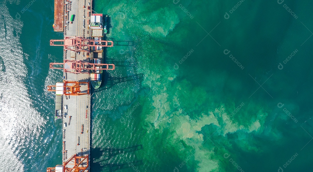 Contêiner de carga Navio para Bridge Cargo Shipyard Navio de contêiner sob o guindaste Marítimo serviço de logística e transporte. Porto aduaneiro de embarque internacional para comércio de importação e exportação.