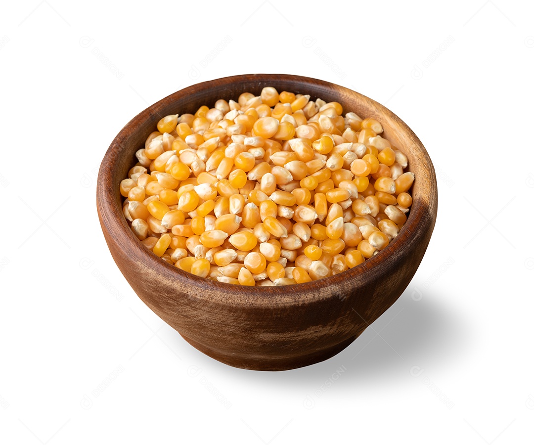 Grãos secos de milho ou pipoca em uma tigela isolada sobre fundo branco.
