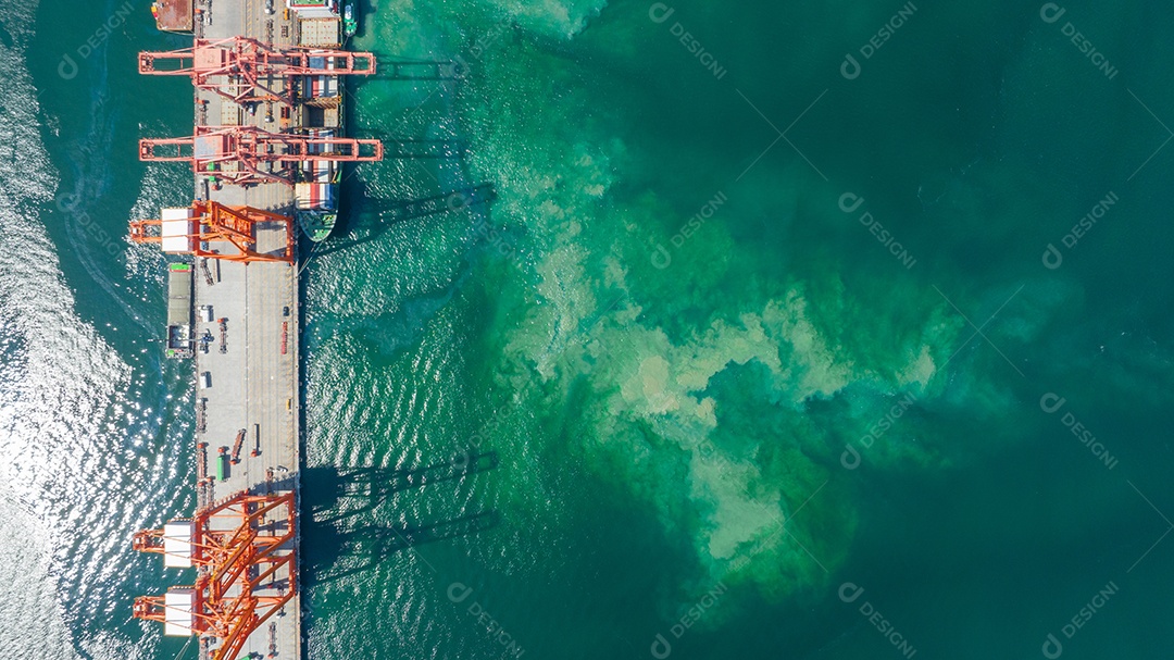 Contêiner de carga Navio para Bridge Cargo Shipyard Navio de contêiner sob o guindaste Marítimo serviço de logística e transporte. Porto aduaneiro de embarque internacional para comércio de importação e exportação.