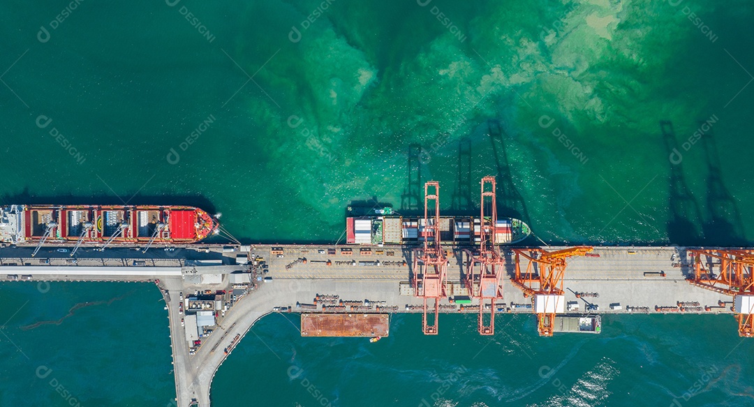 Contêiner de carga Navio para Bridge Cargo Shipyard Navio de contêiner sob o guindaste Marítimo serviço de logística e transporte. Porto aduaneiro de embarque internacional para comércio de importação e exportação.