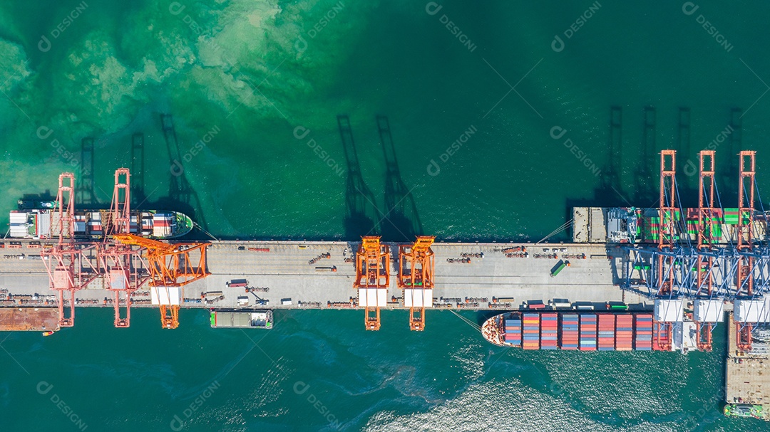 Contêiner de carga Navio para Bridge Cargo Shipyard Navio de contêiner sob o guindaste Marítimo serviço de logística e transporte. Porto aduaneiro de embarque internacional para comércio de importação e exportação.