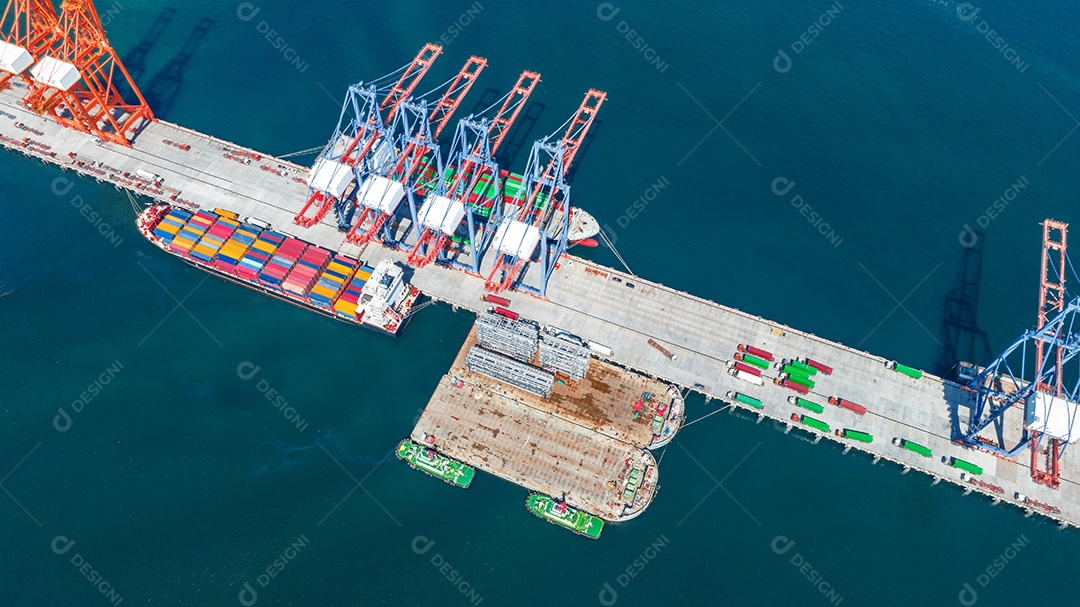 Contêiner de carga Navio para Bridge Cargo Shipyard Navio de contêiner sob o guindaste Marítimo serviço de logística e transporte. Porto aduaneiro de embarque internacional para comércio de importação e exportação.
