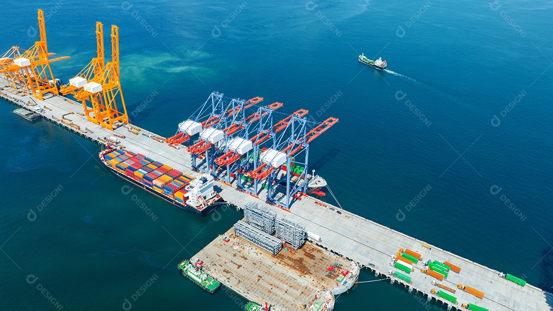 Contêiner de carga Navio para Bridge Cargo Shipyard Navio de contêiner sob o guindaste Marítimo serviço de logística e transporte. Porto aduaneiro de embarque internacional para comércio de importação e exportação.