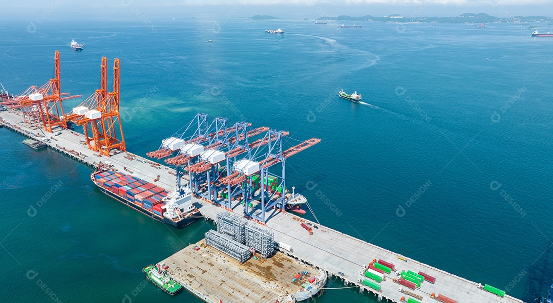 Contêiner de carga Navio para Bridge Cargo Shipyard Navio de contêiner sob o guindaste Marítimo serviço de logística e transporte. Porto aduaneiro de embarque internacional para comércio de importação e exportação.
